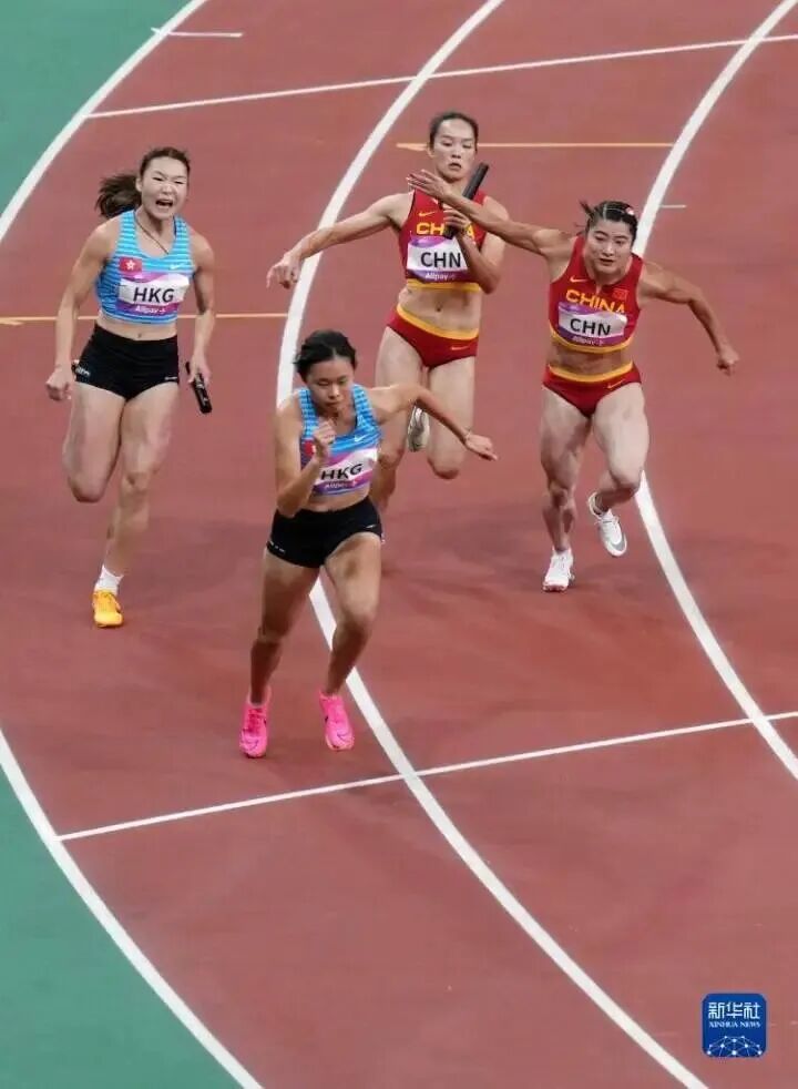 袁琦琦（右一）在比赛中