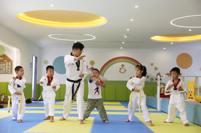 7月6日，湖州市德清县乾元镇直街社区青少年宫，孩子在专业老师指导下学习跆拳道。拍友 倪立芳 朱元甲 摄