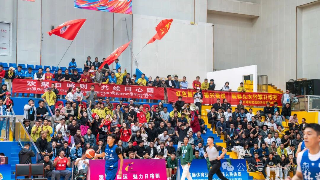 图为昌都球迷在看台上挥舞旗帜为球队呐喊助威。记者　欧珠次仁　摄