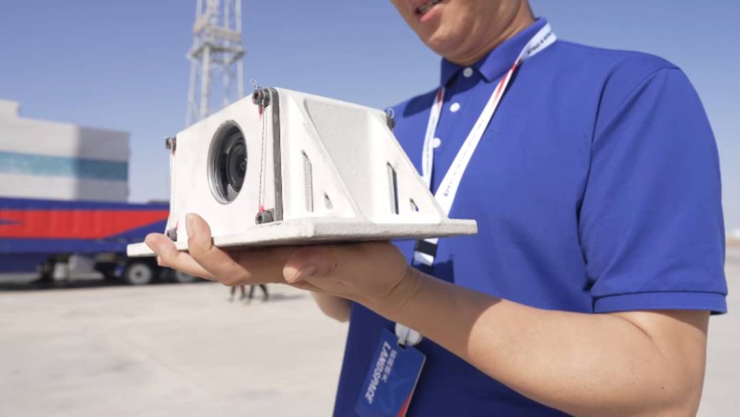 图：蓝箭工程师手拿带有火箭安装支架的Osmo Action 6准备上箭