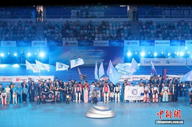 8月26日晚，第二届世界人形机器人运动会闭幕式在北京国家速滑馆举行。 中新社记者 贾天勇 摄